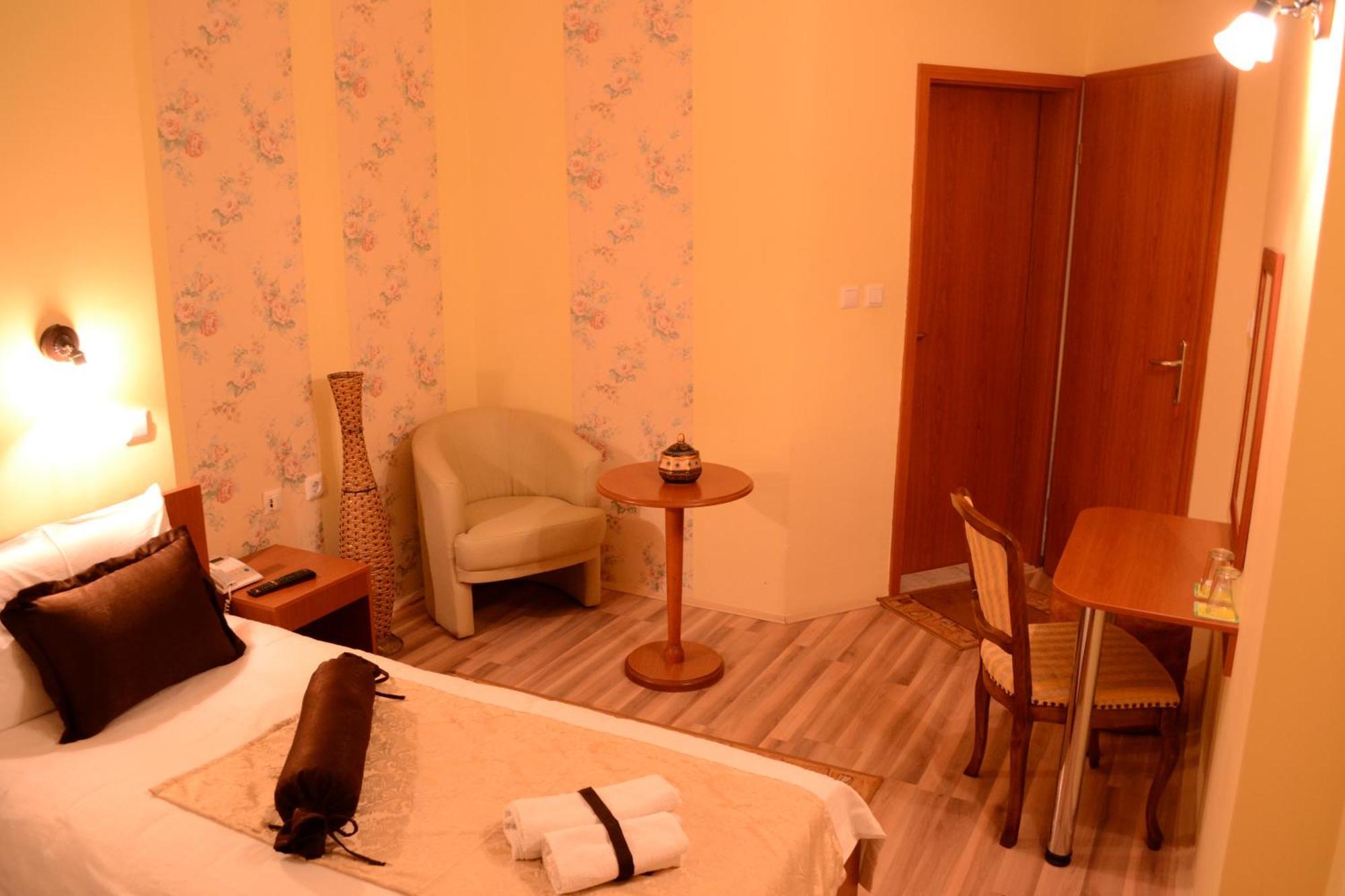 Hotel Pine Skopie Habitación foto